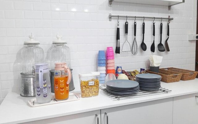 Beyond Bangkok Guesthouse - Hostel