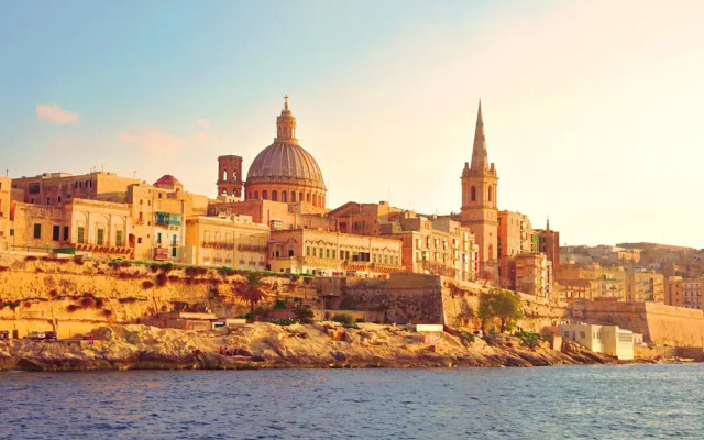 Magnificent Sunny Seafront Apart Sliema