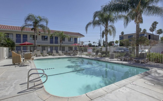 Motel 6 Corona, CA
