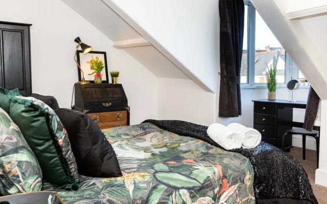 5-bed House With Distant sea Views in Plymouth
