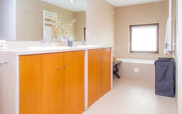 Liiiving in Caminha Oak Tree Chill House