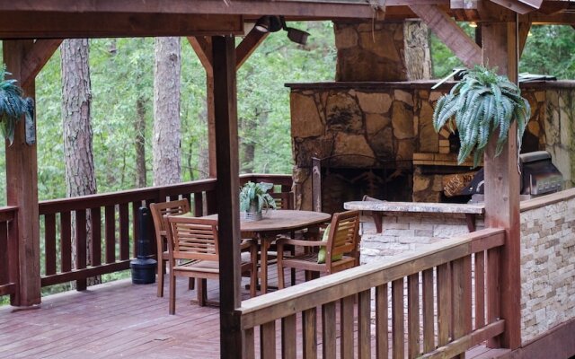 Denali Private Cabin Includes Xbox, Hot Tub, and Stone Pizza Oven by Redawning