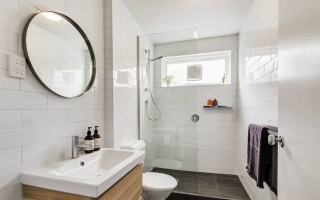 Well-appointed Sunny 2 Bedroom Apartment in Northcote With Parking