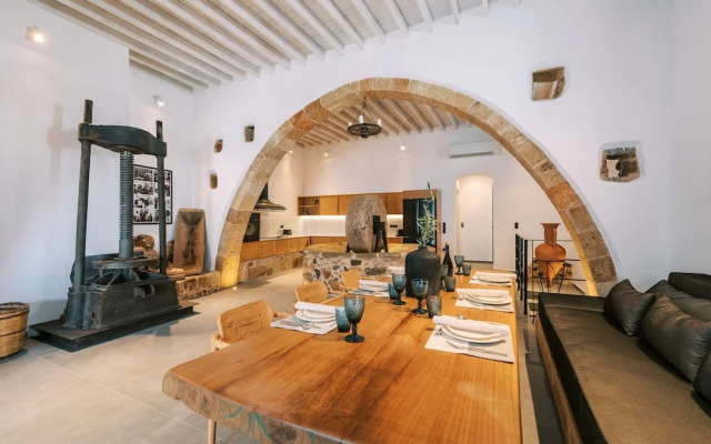 Kalathos Square Luxury Suites