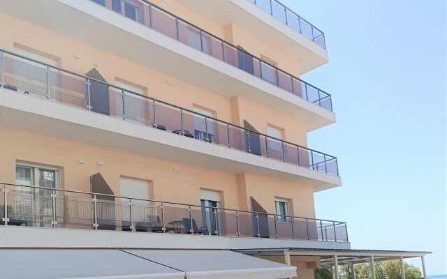 Navarino Luxe Suites with Sea View