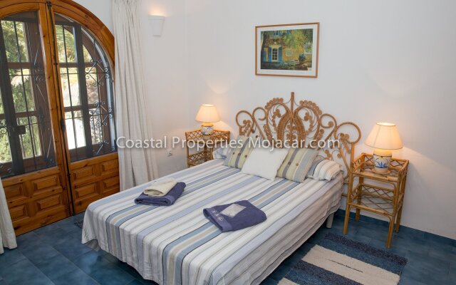 Designed 2 Bedroom Apartment In The Famous Spanish Steps Area