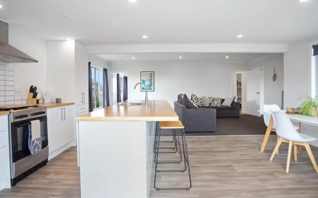 Coastal Breeze - Waihi Holiday Home
