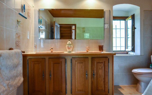 Cozy Holiday Home With Garden in Padirac France