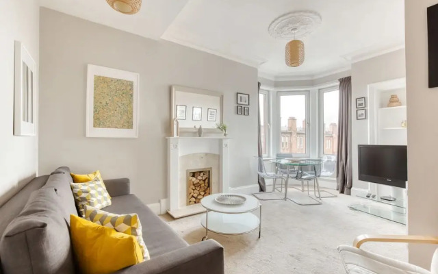 Bright One Bedroom West End Apartment