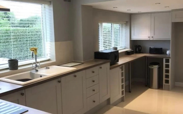 Pet-friendly - 2 Bedrooms Bungalow hot tub Parking