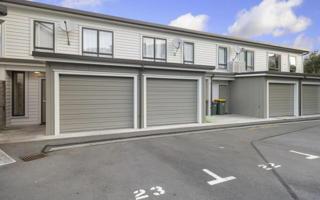 Super Chic Apt nr Albany Mall - Carpark