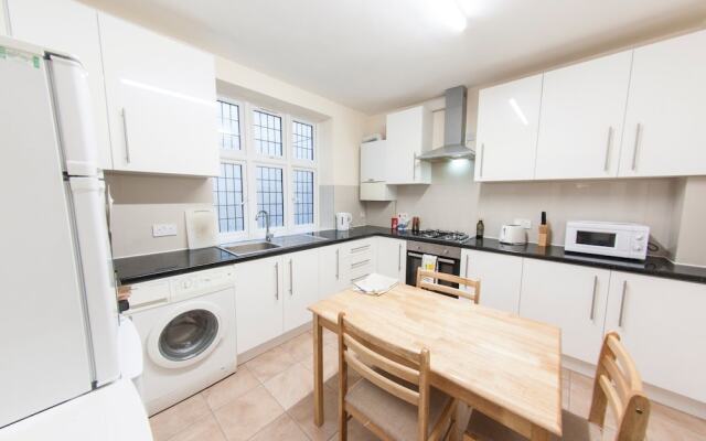 Spacious & Quiet 4BR Flat for 8 in Hampstead