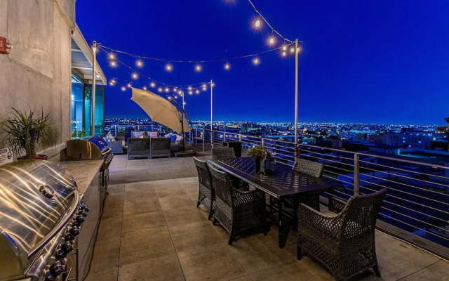 Stylish 2br/2ba At HWH by Oneluxstay