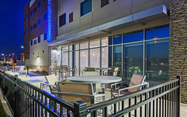 Holiday Inn Express & Suites Lenexa - Overland Park Area by IHG