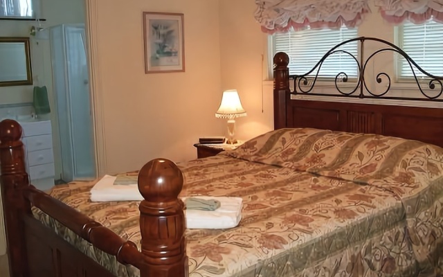 Mossbrook Country Estate Bed & Breakfast – Guest Rooms – Carlotta