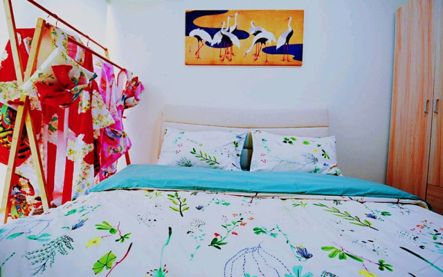 Avatar Old Days Queen Bed & High Rise View Futian