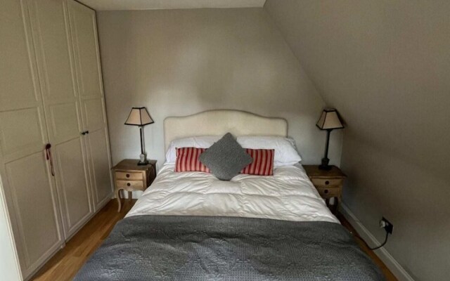 Modern Top Floor 2BD Flat - Kensington