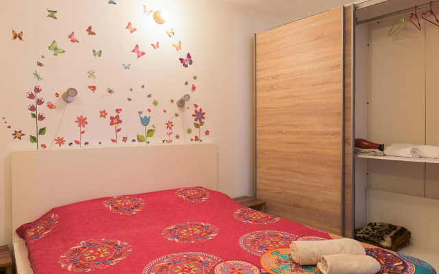Center Walking Apartment and Room