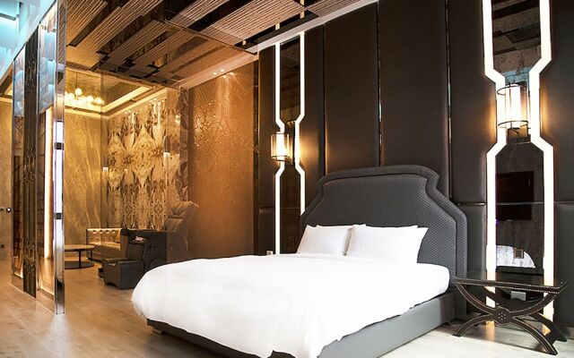 Royal Group Motel Feng Shan Branch