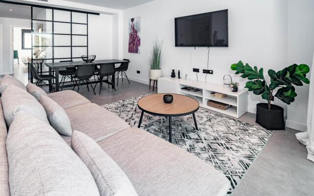 LAE7.BI- Apotel Estepona hills by roomservices