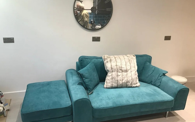 Charming 2-bed Flat in Swansea