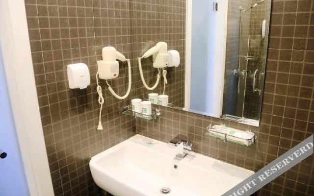 Motel 168 (Dalian Xinghai Bay Wuyi Road Nansha Street)