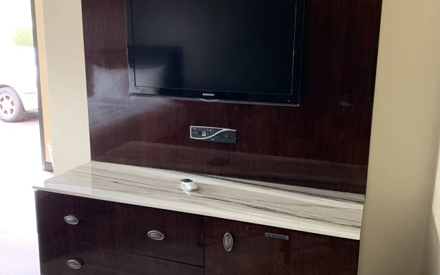 Willow Tree Inn  Suites