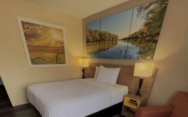 Days Inn & Suites by Wyndham Kaukauna WI