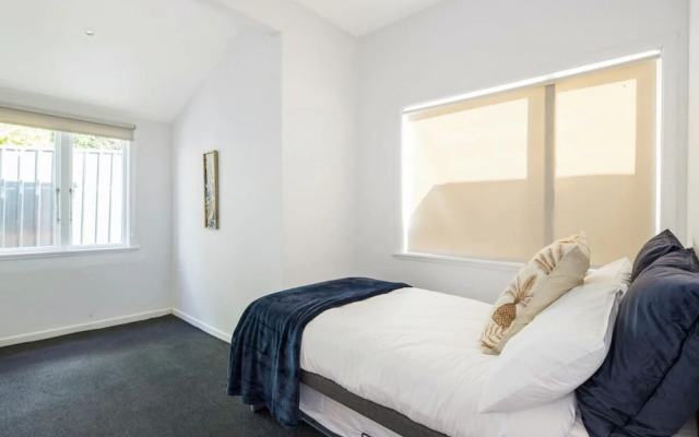 Pristine 2-bed waterfront, Karaka Bays