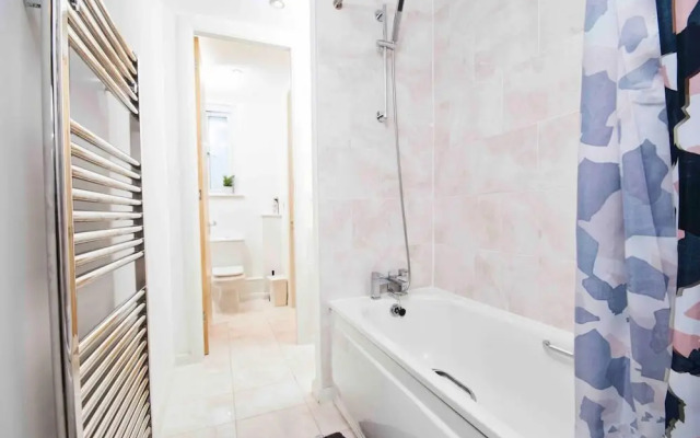 Dellehomes Remarkable 4-bed House in Manchester