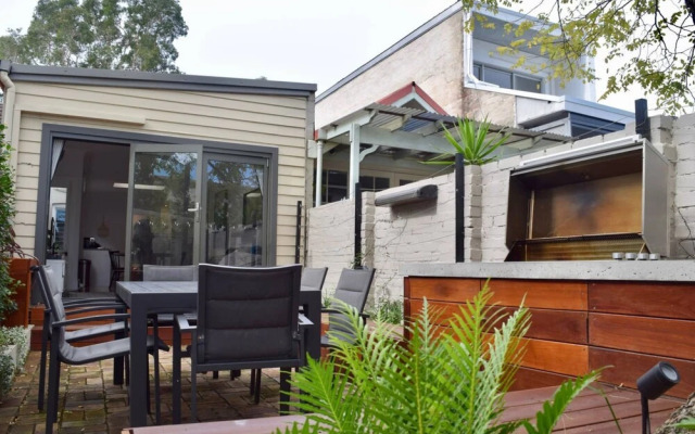 Stylish 2 Bedroom in Alexandria With Outdoor Patio