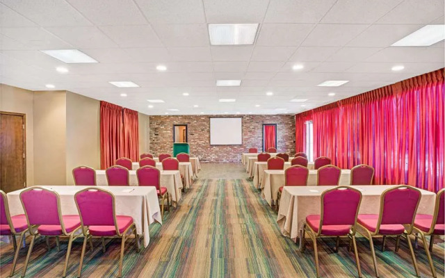 Super 8 by Wyndham Meadow Wood Courtyard
