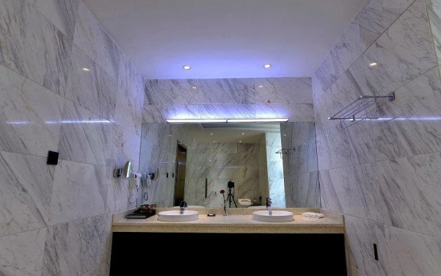Huang He  International   Hotel