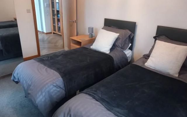 Remarkable Seaside Apartment - Sleeps 4