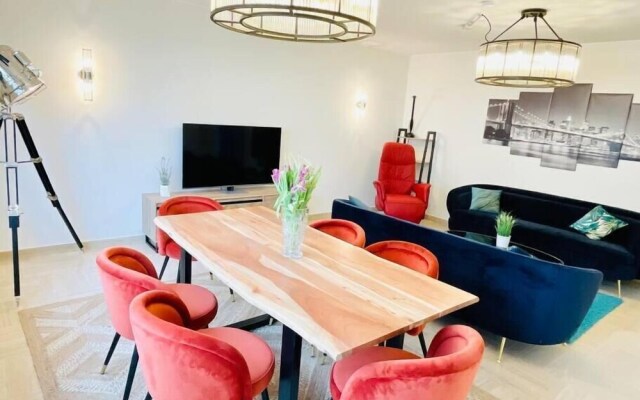 3 bedrooms in Center Terrace & Parking