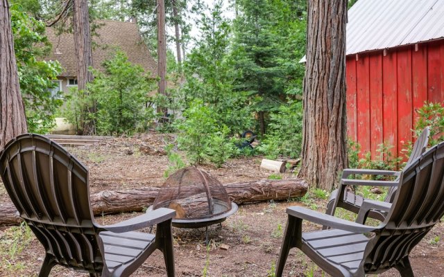 Cozy Twain Harte Cabin w/ Deck & Fire Pit!