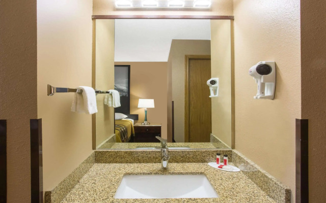 Super 8 by Wyndham Baker City