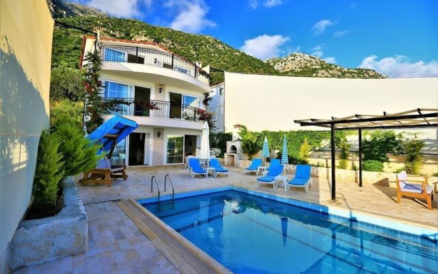 Villa Zumrut 2 by Akdenizvillam