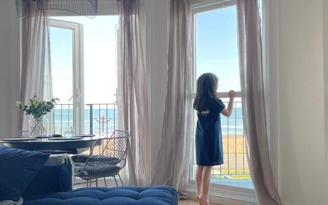 Seaview flat with balcony, spacious 2 bedroom
