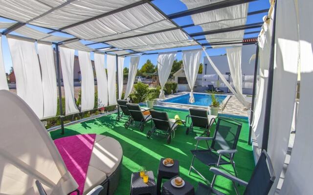 Restful Villa in Brodarica With Sauna