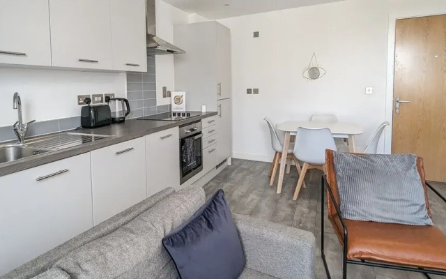 Modern 2 Bed Apt - 15 Mins to Birmingham