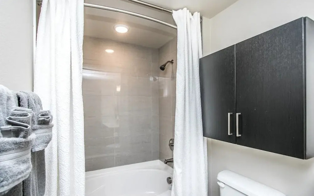 Rooftop Pool, Views, Close to Shops & Dining 1131