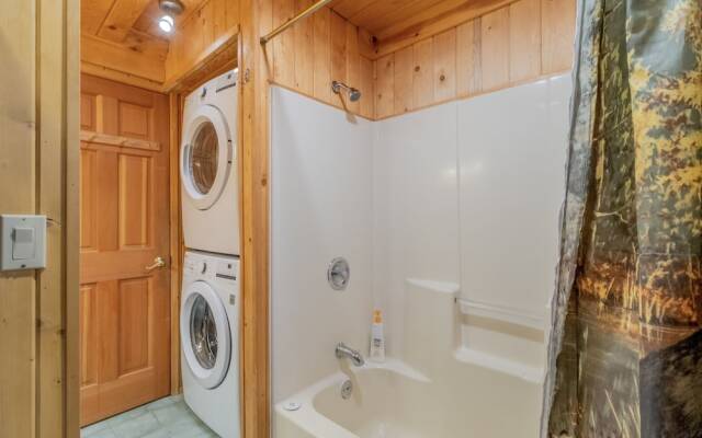 Moosehead Lodge 3 Bedroom Home by NW Comfy Cabins