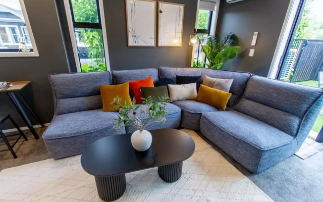 Art Deco 2 bed by Latimer Square