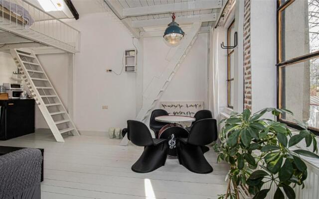 2BR Mezzanine style apartment w Patio