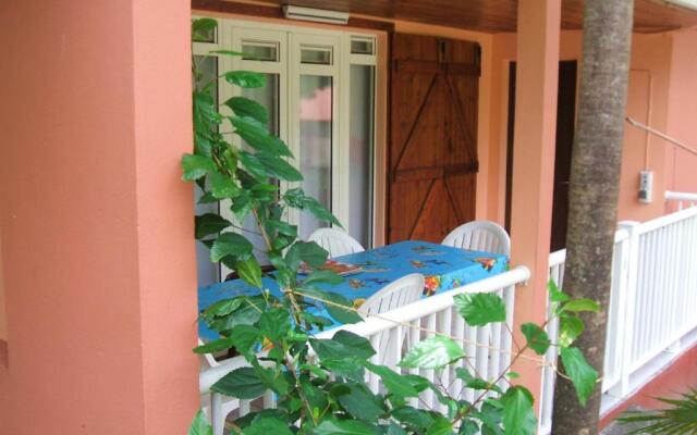 Maison de 2 chambres avec terrasse amenagee a Bouillante a 2 km de la plage