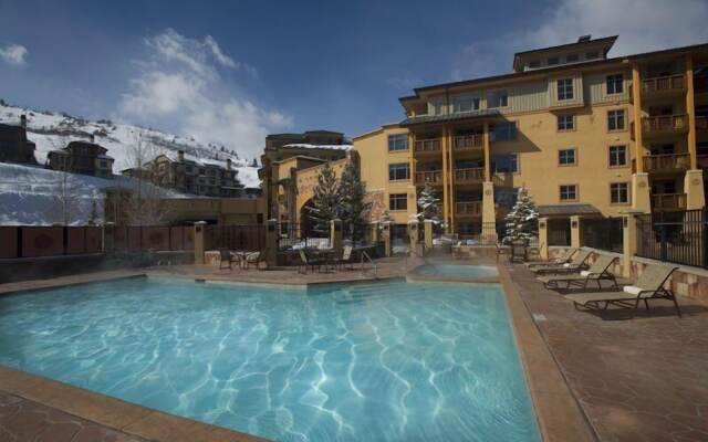 Sundial Lodge Condo Steps from Red Pine Gondola by RedAwning