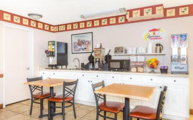 Super 8 Salina/Scenic Hills Area