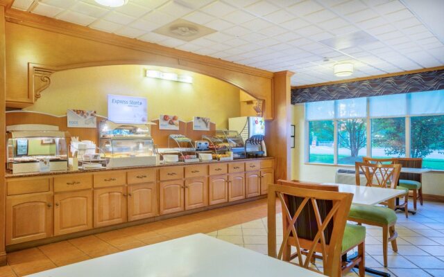 Holiday Inn Express Hotel & Suites Woodbridge by IHG