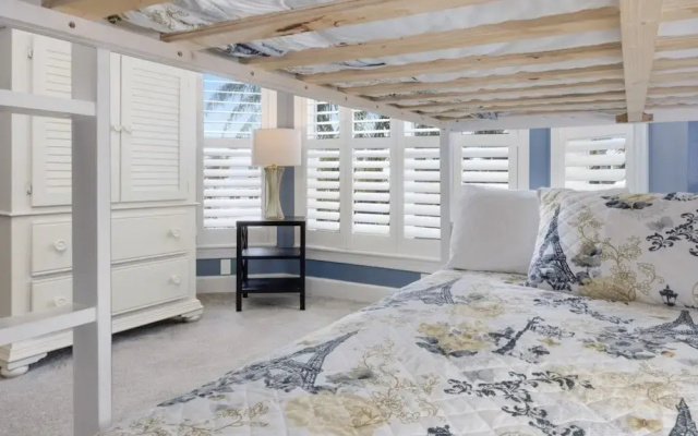 Bella Vita 5 Bedroom Home by RedAwning